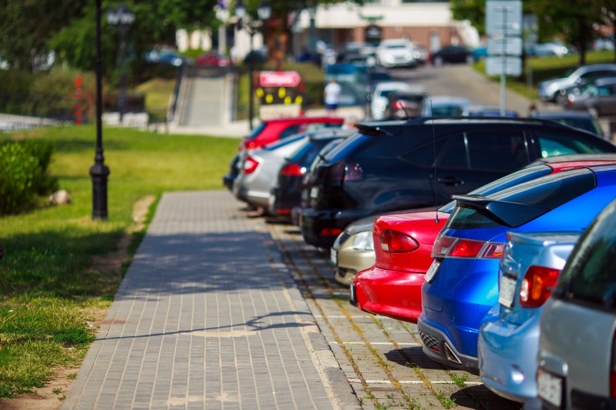 Parkplatzmangel lösen: Anwohnerparken & Alternativen