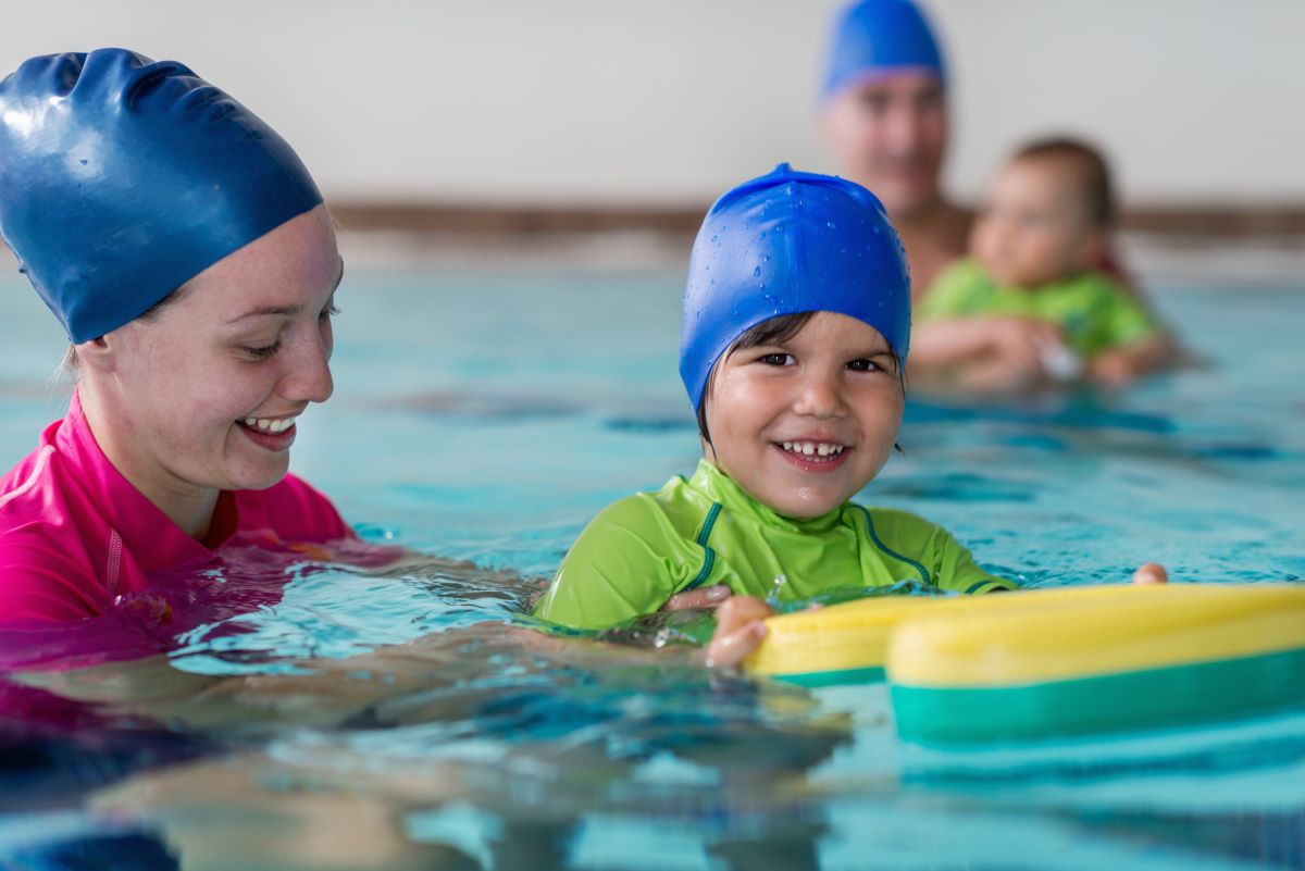 Schwimmen lernen in Waldshut: Wann anfangen und wo am besten